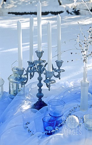 DECORATED_TABLE_IN_THE_SNOW