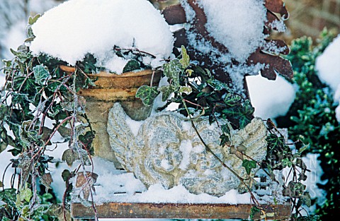 ANGEL_STATUE_IN_THE_SNOW