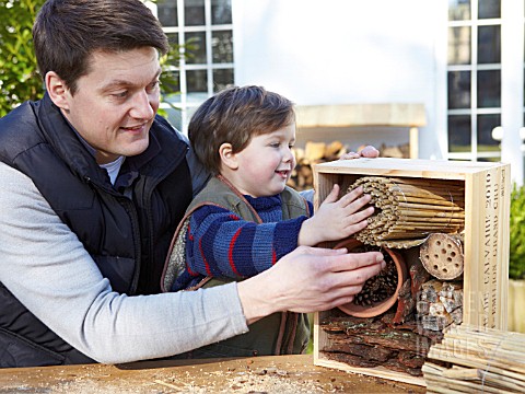INSECT_HOUSE_BUILDING_PROJECT_WITH_FATHER_AND_SON__PLACING_BAMBOO_BUNDLE_INTO_BOX__STEP_31