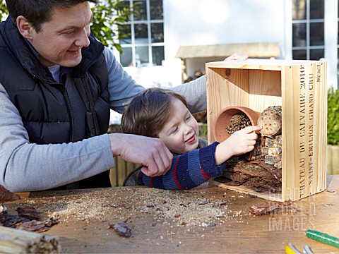 INSECT_HOUSE_BUILDING_PROJECT_WITH_FATHER_AND_SON__LOG_PLACED_IN_BOX__STEP_24