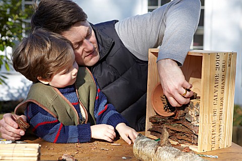 INSECT_HOUSE_BUILDING_PROJECT_WITH_FATHER_AND_SON__FILLING_GAPS_IN_THE_BOX_WITH_BARK__STEP_19