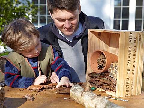 INSECT_HOUSE_BUILDING_PROJECT_WITH_FATHER_AND_SON__FILLING_GAPS_IN_THE_BOX_WITH_BARK__STEP_17