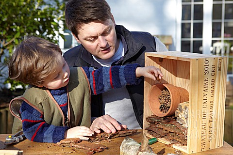 INSECT_HOUSE_BUILDING_PROJECT_WITH_FATHER_AND_SON__PLACING_MATERIALS_IN_BOX__STEP_16