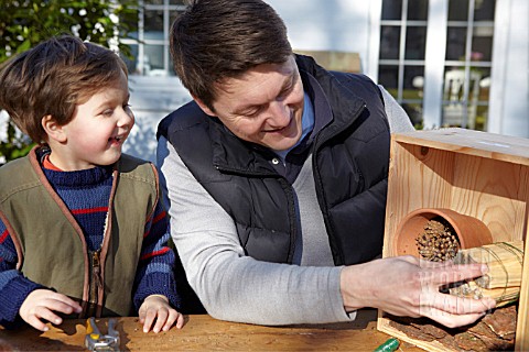 INSECT_HOUSE_BUILDING_PROJECT_WITH_FATHER_AND_SON__PLACING_BOUND_AND_TIED_STICKS_IN_BOX__STEP_15