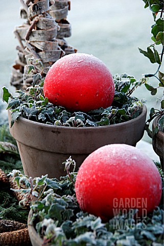 A_TABLE_IN_THE_GARDEN_DECORATED_FOR_CHRISTMAS