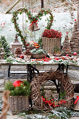 A_TABLE_IN_THE_GARDEN_DECORATED_FOR_CHRISTMAS