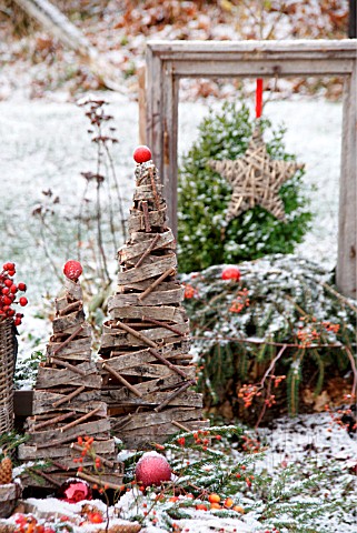 A_TABLE_IN_THE_GARDEN_DECORATED_FOR_CHRISTMAS