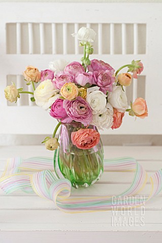 RANUNCULUS_FLORAL_ARRANGEMENT_IN_VASE