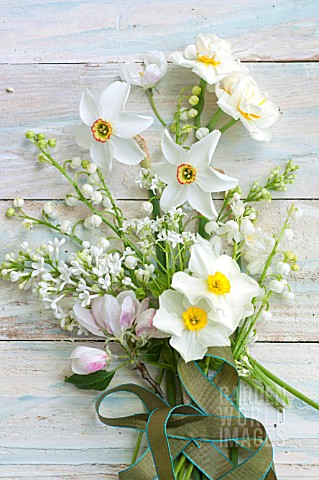 MIXED_WHITE_FLOWERING_BOUQUET