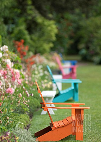 COLOURFUL_CHAIRS_IN_GARDEN_IN_SUMMER