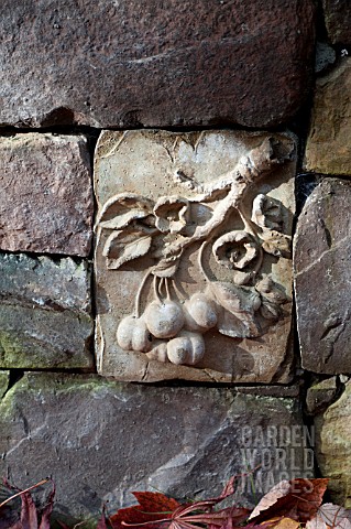 STONE_WALL_WITH_DECORATIVE_RELIEF_INSET_OF_FRUIT