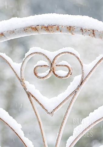 SNOW_ON_IRON_GATE_WITH_HEART_SHAPED_DECORATION