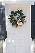 MAGNOLIA BLOSSOM IN WREATH ON DOOR