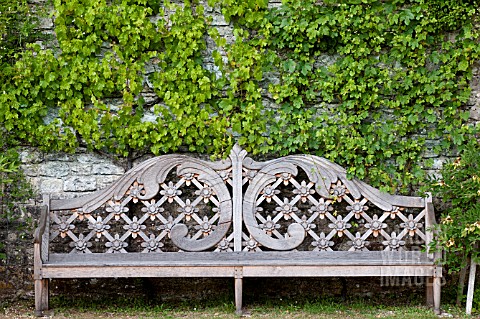 WOODEN_BENCH_IN_FORMAL_FRENCH_GARDEN