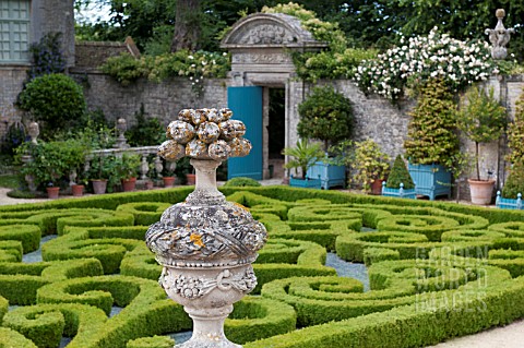 BUXUS_SEMPERVIRENS_AND_TOPIARY_IN_FORMAL_PARTERRE_GARDEN_WITH_STONE_URNS_AND_WOOD_PLANTERS_AT_CHATEA