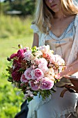 ROSA, RANUNCULUS, DAHLIA IN BOUQUET