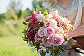 ROSA, RANUNCULUS, DAHLIA IN BOUQUET