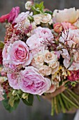 ROSA ABRAHAM DARBY WITH RANUNCULUS, GARDEN ROSES, SPRAY ROSES AND FOLIAGE