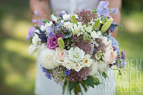 BRIDAL_BOUQUET_OF_ROSES_AND_SUMMER_FLOWERS