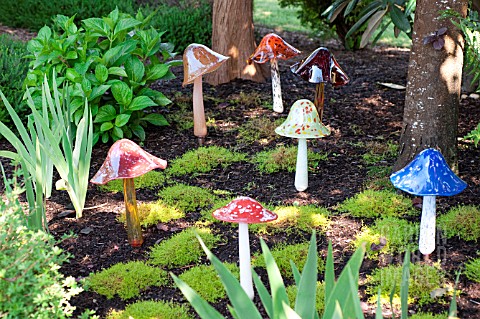 BLOWN_GLASS_MUSHROOM_SCULPTURES_IN_MOSS_GARDEN_BY_ARTIST_BARBARA_SANDERSON