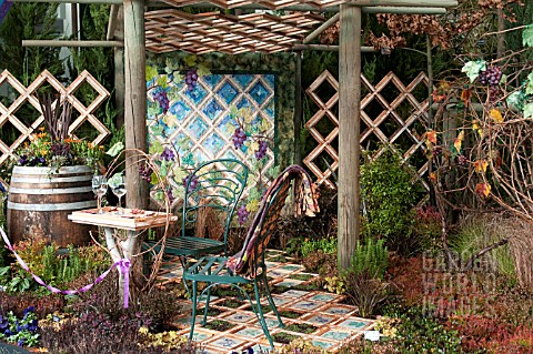 OUTDOOR_PATIO_GARDEN_WITH_TRELLIS_PERGOLA_QUILT_WALL_HANGING_TILE_AND_MOSS_FLOOR