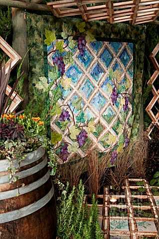 OUTDOOR_PATIO_GARDEN_WITH_TRELLIS_PERGOLA_QUILT_WALL_HANGING_TILE_AND_MOSS_FLOOR