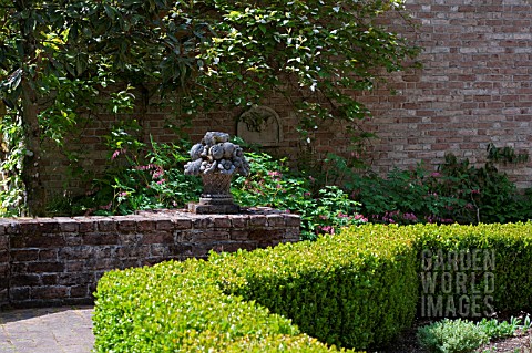 BRICK_PATIO_OF_FORMAL_GARDEN_WITH_BUXUS_HEDGE