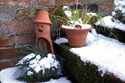CHARACTER_POTS_IN_SNOW