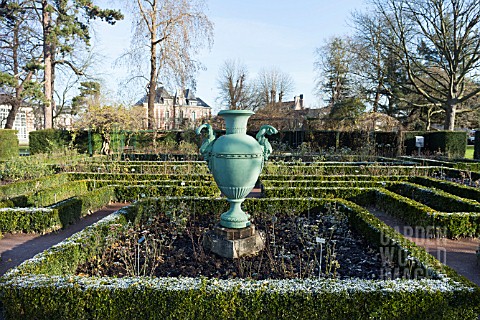 HEDGES_AND_URN_AT_JARDIN_DES_PLANTES_ROUEN_FRANCE