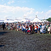 HISTORICAL RHS CHELSEA 1981 VISITORS ENJOYING THE MUD