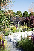 THE GARDEN PAD, DESIGNER DAN BOWYER. RHS HAMPTON COURT FLOWER SHOW