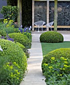 THE TELEGRAPH GARDEN - DESIGNED BY TOMMASO DEL BUONO AND PAUL GAZERWITZ - RHS CHELSEA