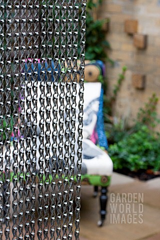 THE_DRAWING_ROOM_GARDEN__URBAN_LONDON_GARDEN__CHAIN_SCREEN_WITH_CHAIR__DESIGNED_BY_EARTH_DESIGNS