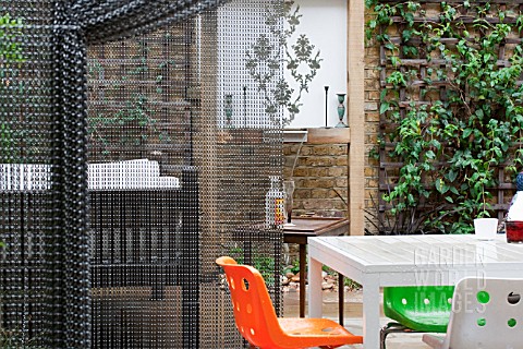 THE_DRAWING_ROOM_GARDEN__URBAN_LONDON_GARDEN__CHAIN_SCREEN_DIVIDE_WITH_FURINTURE__DESIGNED_BY_EARTH_