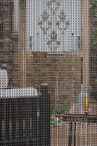 THE_DRAWING_ROOM_GARDEN__URBAN_LONDON_GARDEN__CHAIN_SCREEN_DIVIDE__DESIGNED_BY_EARTH_DESIGNS