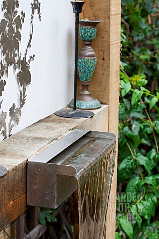 THE_DRAWING_ROOM_GARDEN__URBAN_LONDON_GARDEN__WATER_FEATURE_CLOSE_UP_WITH_STAINLESS_STEEL_SPOUT__DES