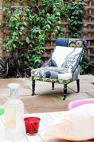 THE_DRAWING_ROOM_GARDEN__URBAN_LONDON_GARDEN__DECORATIVE_COMFORTABLE_CHAIR__DESIGNED_BY_EARTH_DESIGN