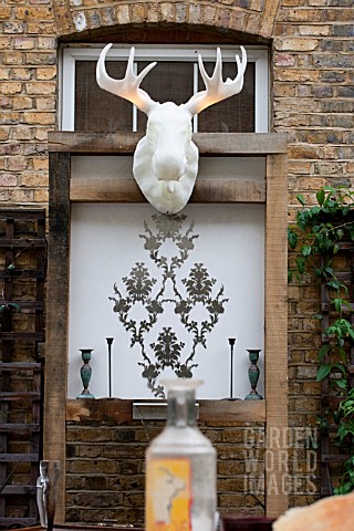 THE_DRAWING_ROOM_GARDEN__URBAN_LONDON_GARDEN__WATER_FEATURE_AND_ILLUMINATED_MOOSE_HEAD_WITH_FILIGREE