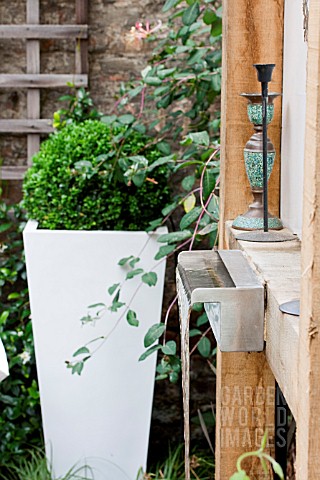 THE_DRAWING_ROOM_GARDEN__URBAN_LONDON_GARDEN__DETAIL_OF_WATER_FEATURE_BUXUS_IN_TALL_CONTAINER_TO_REA