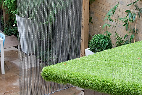 THE_DRAWING_ROOM_GARDEN__URBAN_LONDON_GARDEN__ASTROTURF_USED_ON_SHED_ROOF_CHAIN_SCREEN_TO_THE_REAR__