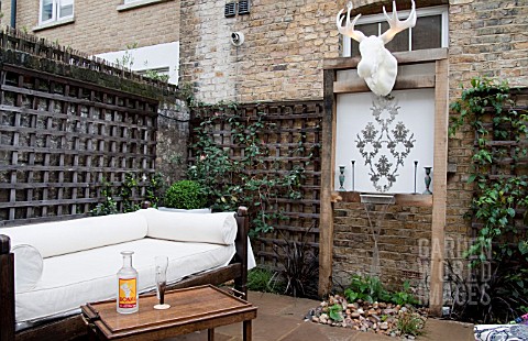 THE_DRAWING_ROOM_GARDEN__URBAN_LONDON_GARDEN__THE_SEATING_AREA__WITH_THE_ILLUMINATED_MOOSE_HEAD_TROP