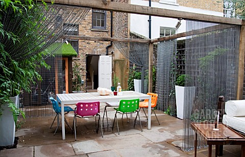 THE_DRAWING_ROOM_GARDEN__URBAN_LONDON_GARDEN__LOOKING_TOWARDS_THE_HOUSE_WITH_FURINTURE_AND_SCREENS__
