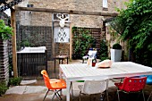 THE DRAWING ROOM GARDEN  URBAN LONDON GARDEN  THE SEATING AREA  WITH THE ILLUMINATED MOOSE HEAD TROPHY AND THE WATER FEATURE  DESIGNED BY: EARTH DESIGNS.