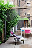 THE DRAWING ROOM GARDEN  URBAN LONDON GARDEN  LOOKING BACK TOWARDS THE HOUSE AND THE ASTRO-TURF ROOFED SHED  DESIGNED BY: EARTH DESIGNS.