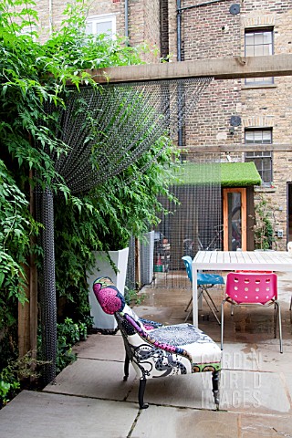 THE_DRAWING_ROOM_GARDEN__URBAN_LONDON_GARDEN__LOOKING_BACK_TOWARDS_THE_HOUSE_AND_THE_ASTROTURF_ROOFE