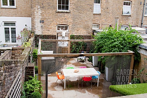 THE_DRAWING_ROOM_GARDEN__URBAN_LONDON_GARDEN__ELEVATED_VIEW__THE_SEATING_AREA__WITH_THE_ILLUMINATED_