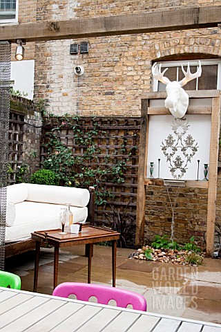THE_DRAWING_ROOM_GARDEN__URBAN_LONDON_GARDEN__THE_SEATING_AREA__WITH_THE_ILLUMINATED_MOOSE_HEAD_TROP