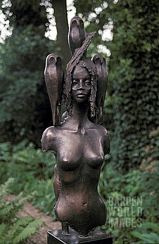 BRONZE_STATUE_OF_WOMAN_WITH_BIRDS