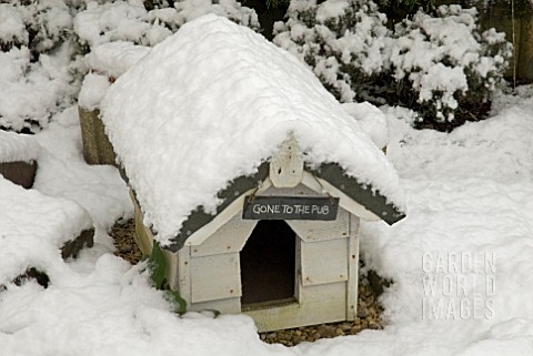 DOG_KENNEL_COVERED_IN_SNOW