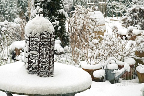 SNOW_COVERED_GARDEN_TABLE_WITH_RUSTY_IRON_ORNAMENT